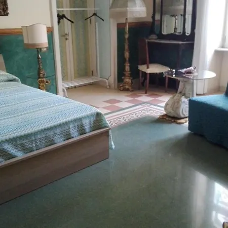 Flora House ベッド・アンド・ブレックファスト 4*