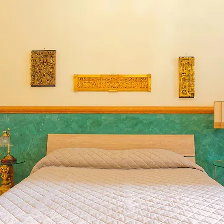 ベッド・アンド・ブレックファスト Flora House 4*