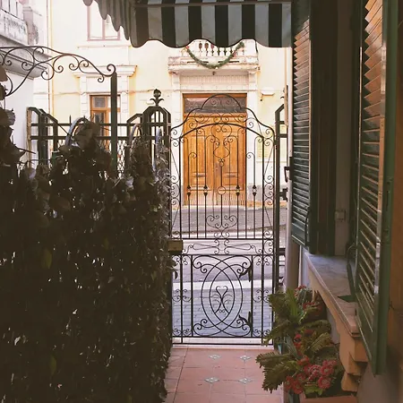 Flora House サレルノ