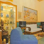 Bed & Breakfast Flora House