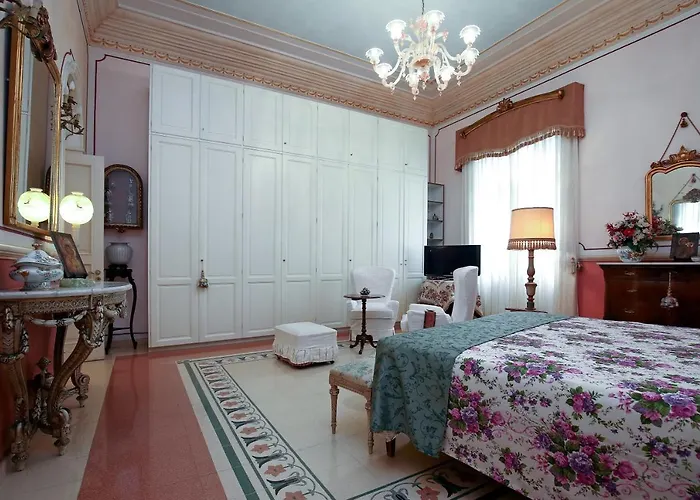 Flora House Bed and breakfast